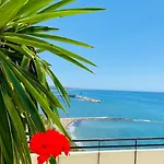 First Line! Art-apartment On The Seafront Of With Swimming Pool Apartament