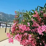 First Line! Art-apartment On The Seafront Of With Swimming Pool Apartament