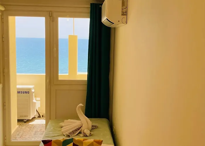 First Line! Art-apartment On The Seafront Of With Swimming Pool 马尔韦利亚